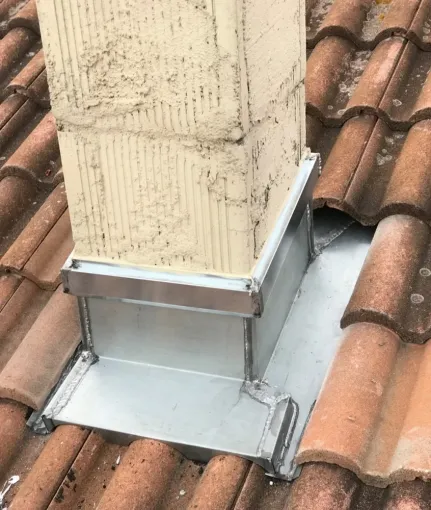 Réalisation d’un entourage de conduit de cheminée en zinc à Rochefort, Rochefort, HD Rénovation